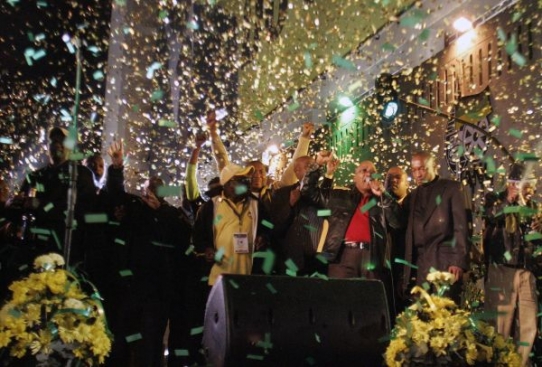 Oslavy před sídlem ANC. Oslavy před sídlem ANC.